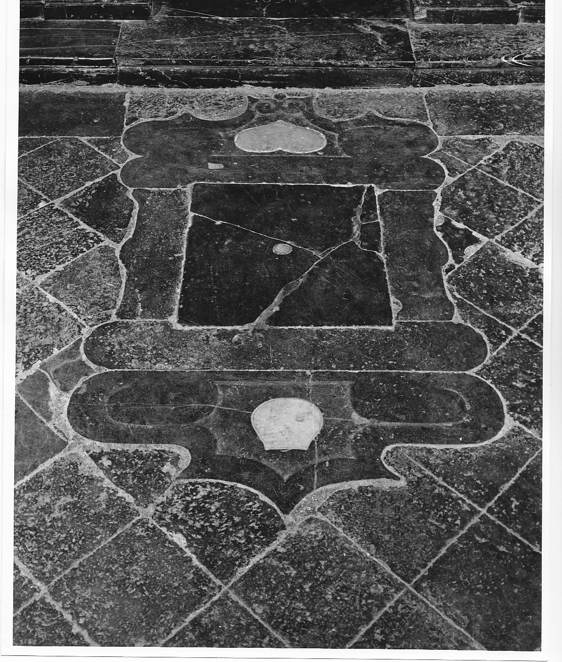 lapide tombale, coppia - bottega lombarda (fine/inizio secc. XVII/ XVIII, sec. XIX)