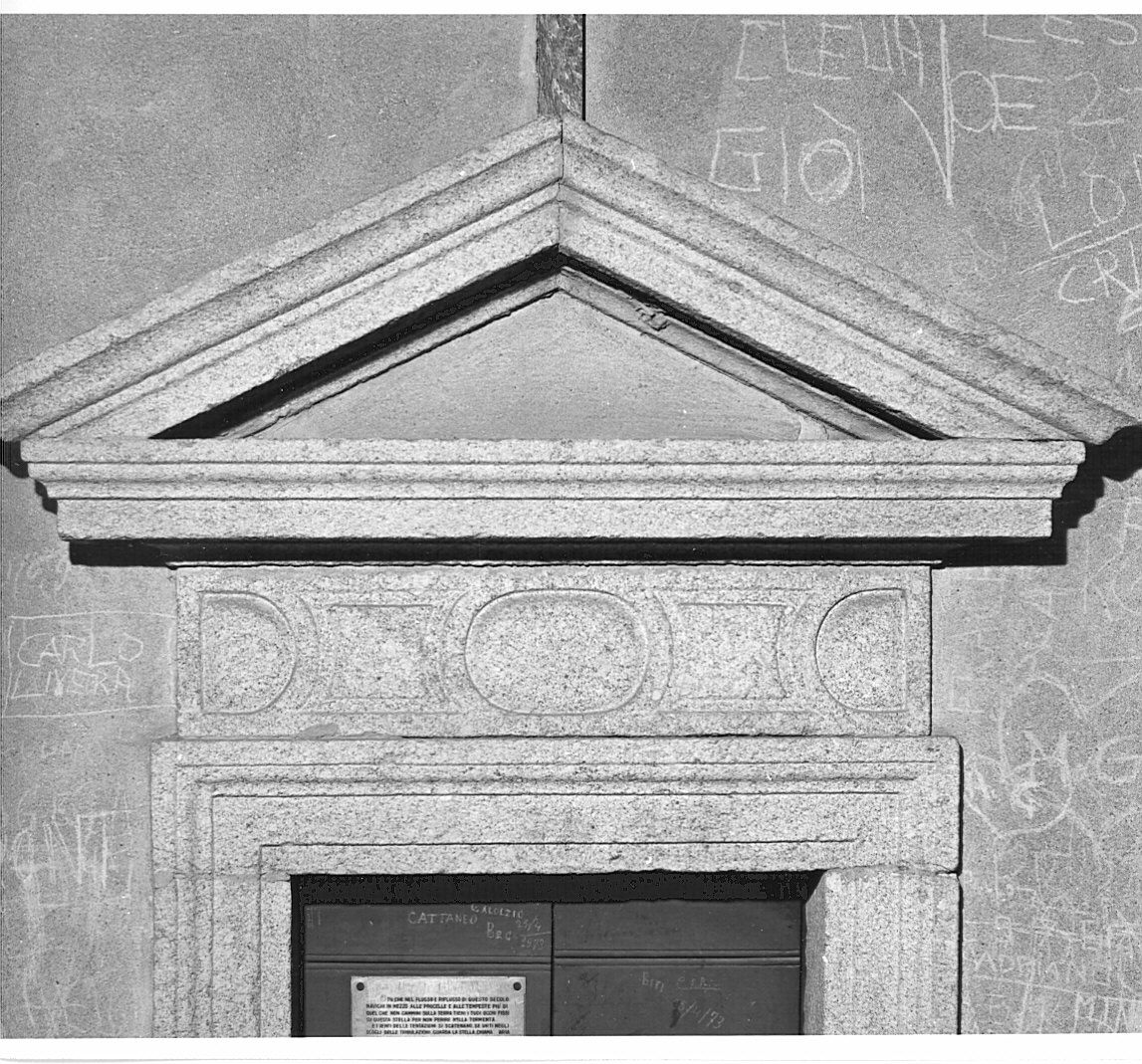 portale - a sesto acuto, opera isolata - bottega lombarda (primo quarto sec. XVII)