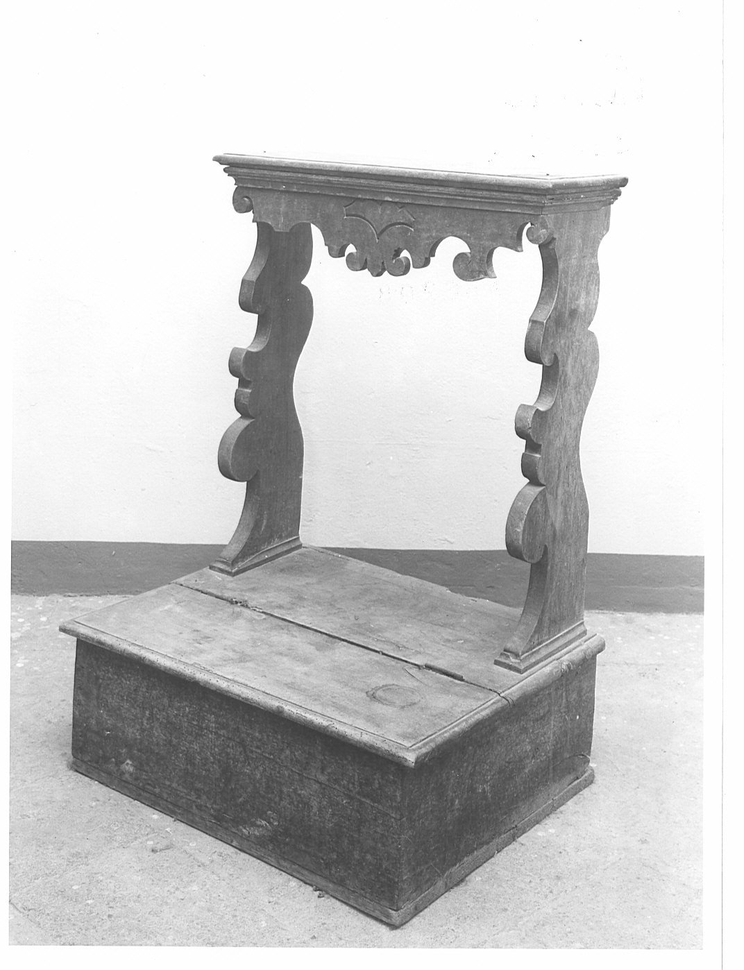 inginocchiatoio da sacrestia, opera isolata - bottega lombarda (sec. XVIII)