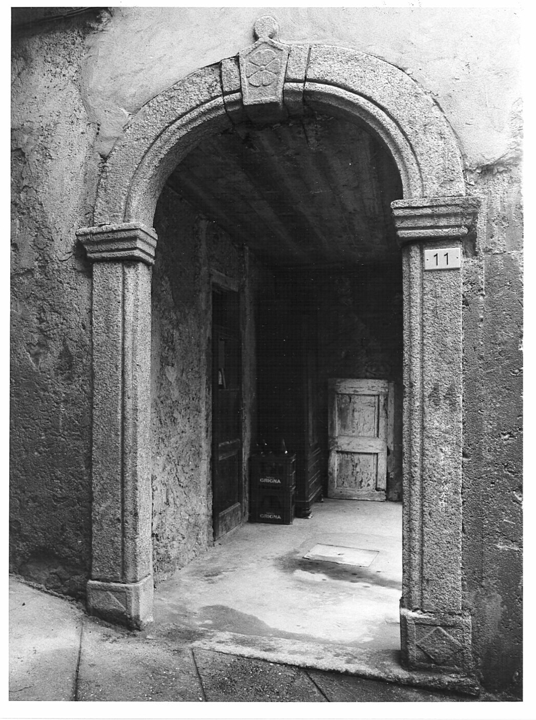 portale - ad arco, opera isolata - bottega lombarda (sec. XVIII)