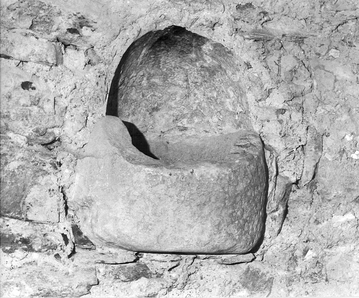 acquasantiera - da parete, opera isolata - bottega lombarda (sec. XII)