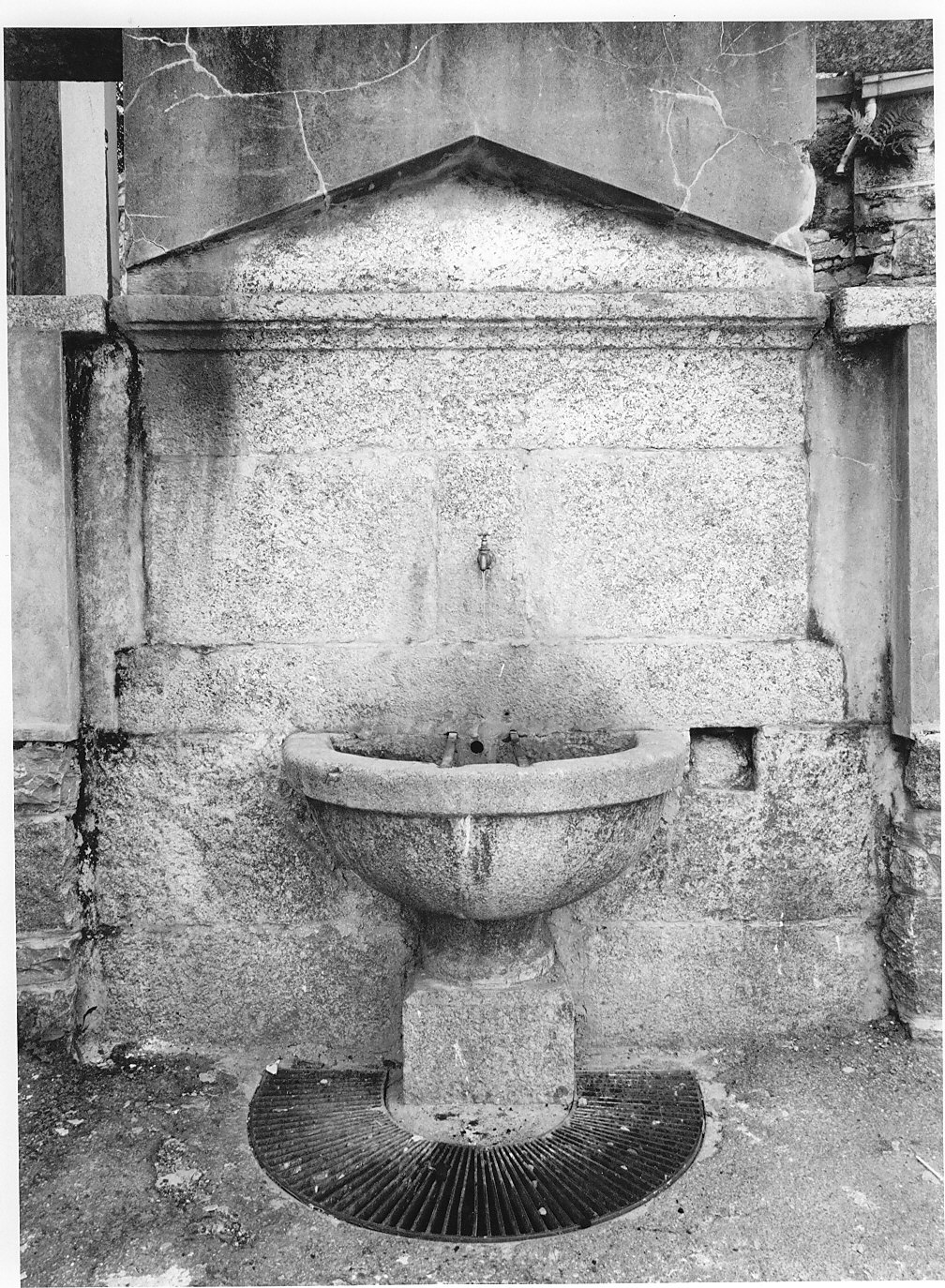 fontana - a muro, opera isolata - bottega italiana (sec. XIX)