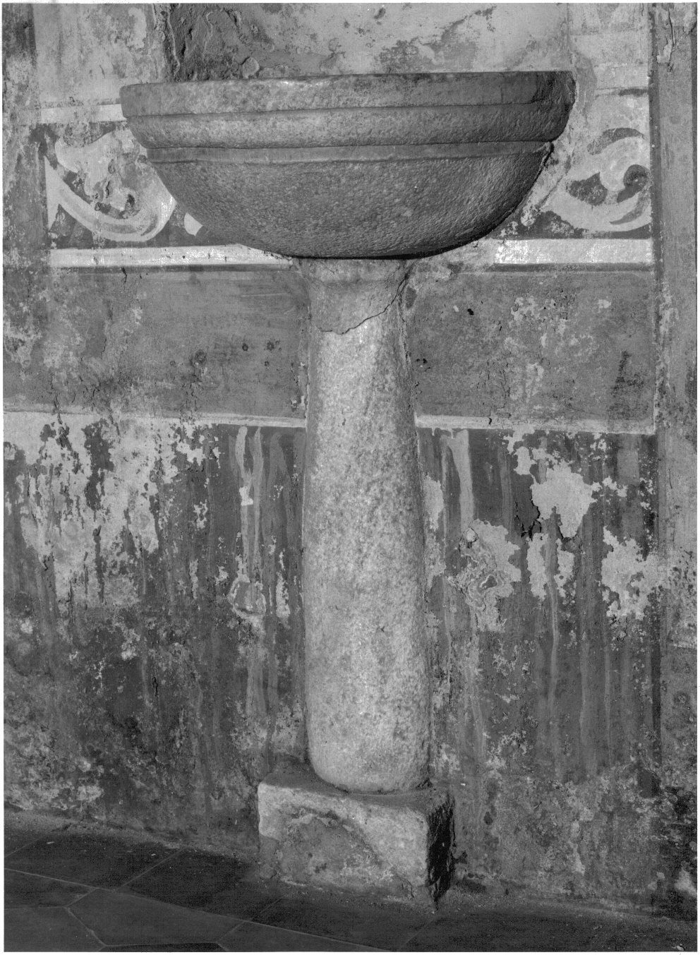 acquasantiera - a fusto, opera isolata - bottega lombarda (fine sec. XVI)