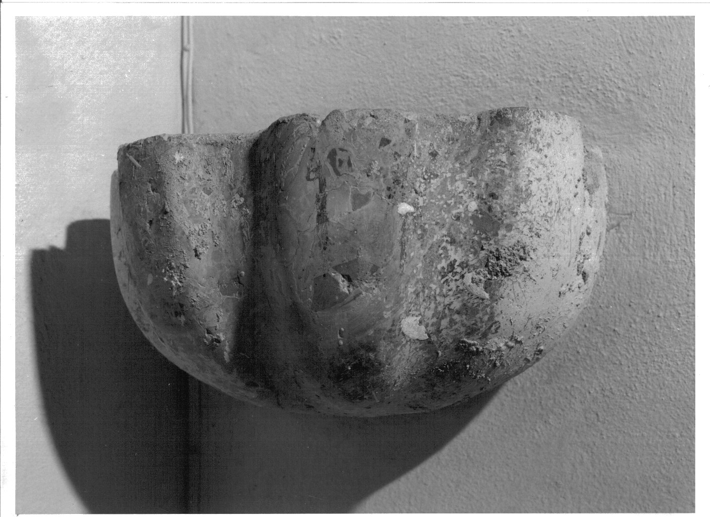 acquasantiera - a conchiglia, opera isolata - bottega lombarda (sec. XVIII)