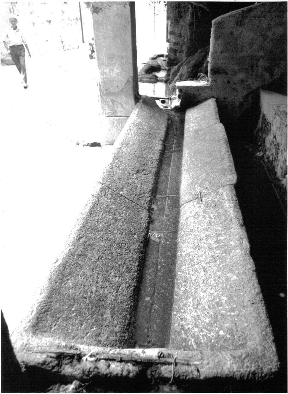 lavatoio, opera isolata - bottega lombarda (prima metà sec. XX)