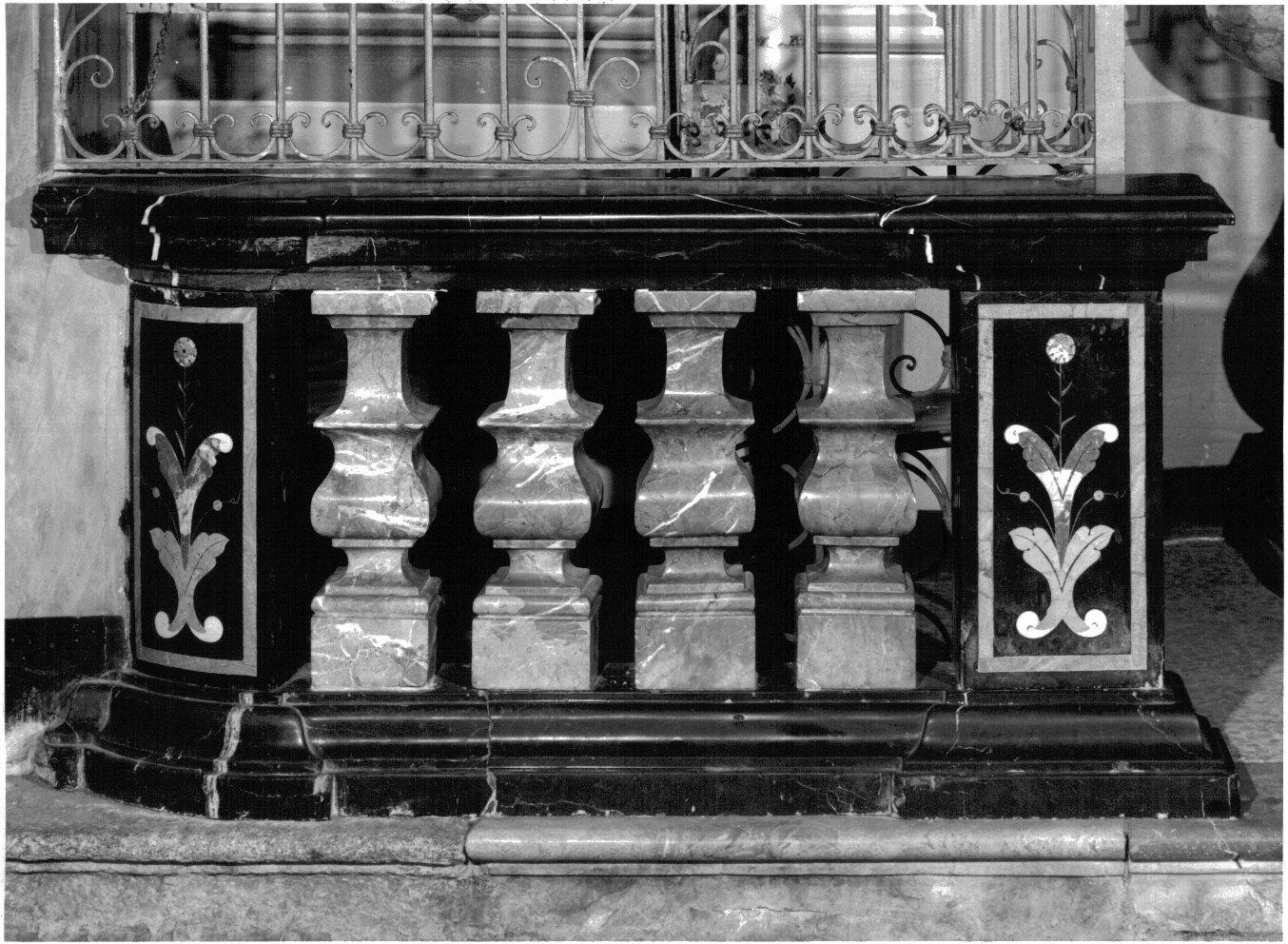 balaustrata di cappella, coppia - bottega lombarda (prima metà sec. XVIII)