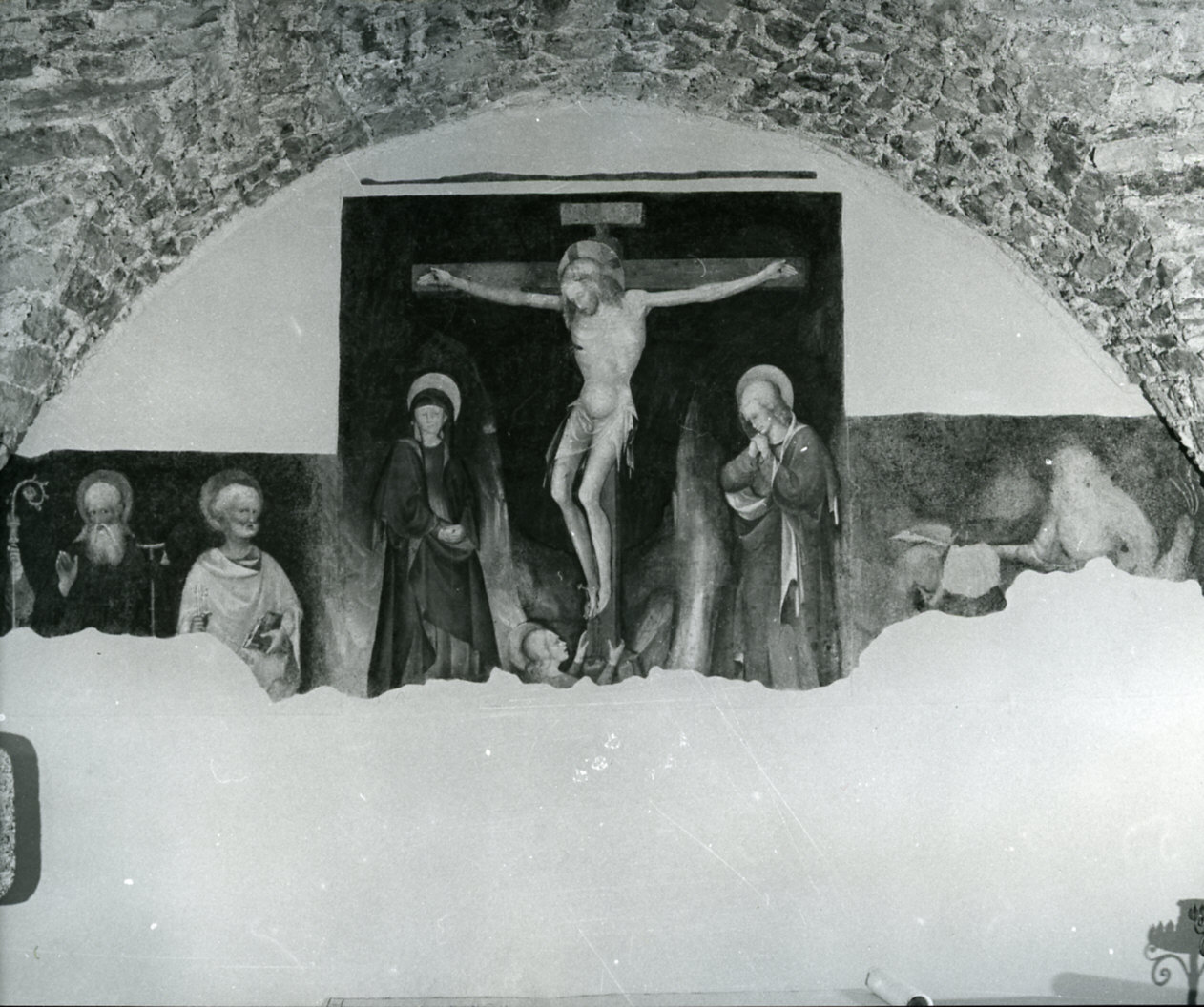 crocifissione di Cristo/ santi (dipinto murale, frammento) - ambito lombardo (ultimo quarto, prima metà sec. XIV, sec. XV)