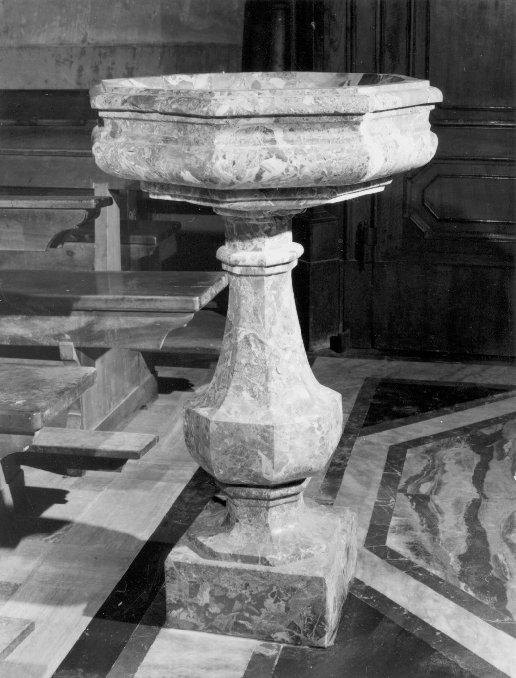 acquasantiera - a fusto, opera isolata - bottega lombarda (sec. XVIII)