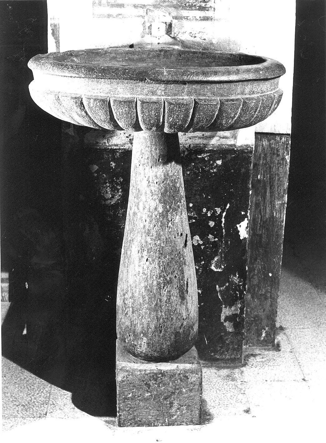 acquasantiera - a fusto, serie - bottega lombarda (sec. XVII)