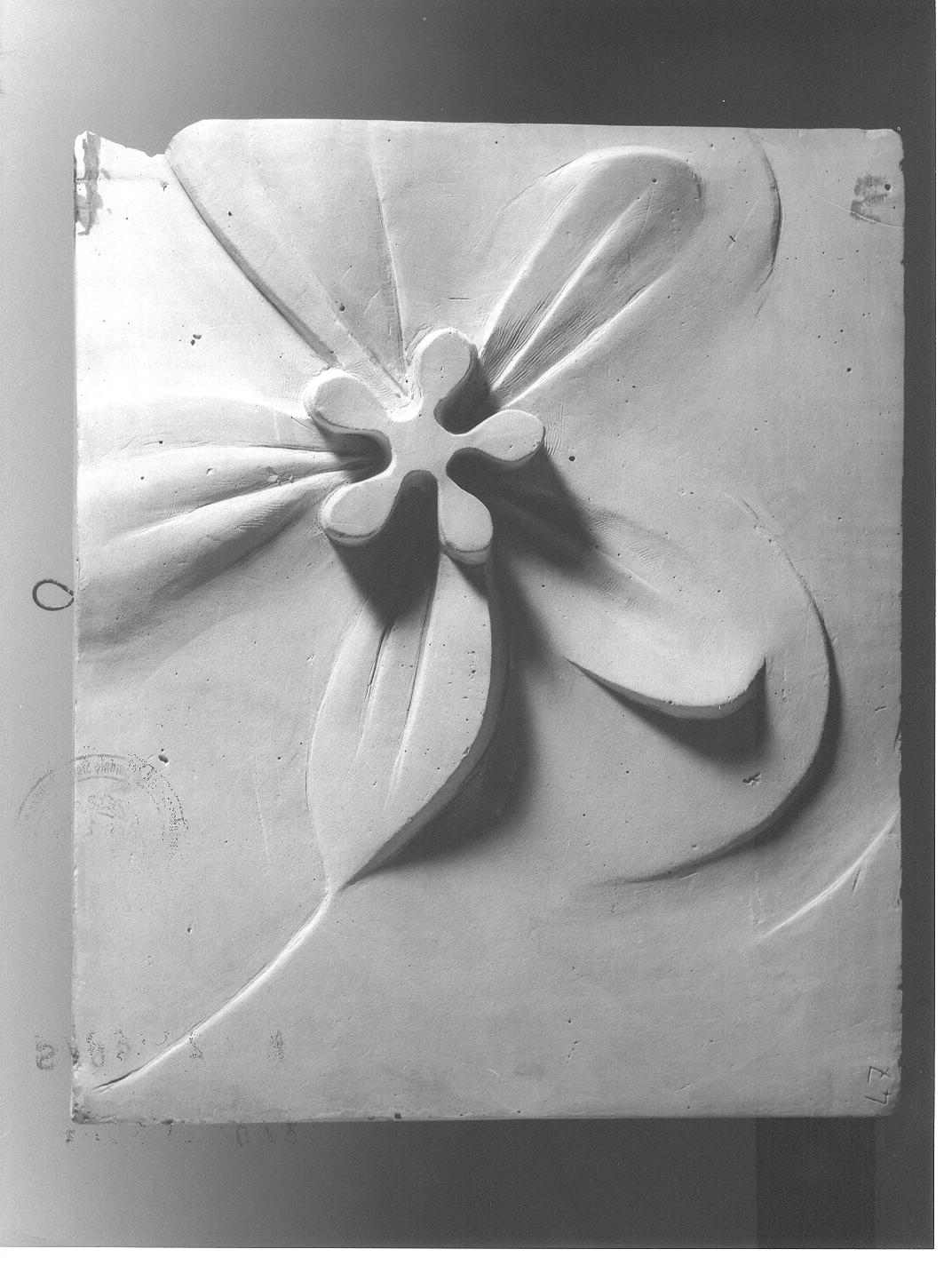 Fiore (rilievo, opera isolata) di Cassolo Bracchi Regina (attribuito) (sec. XX)