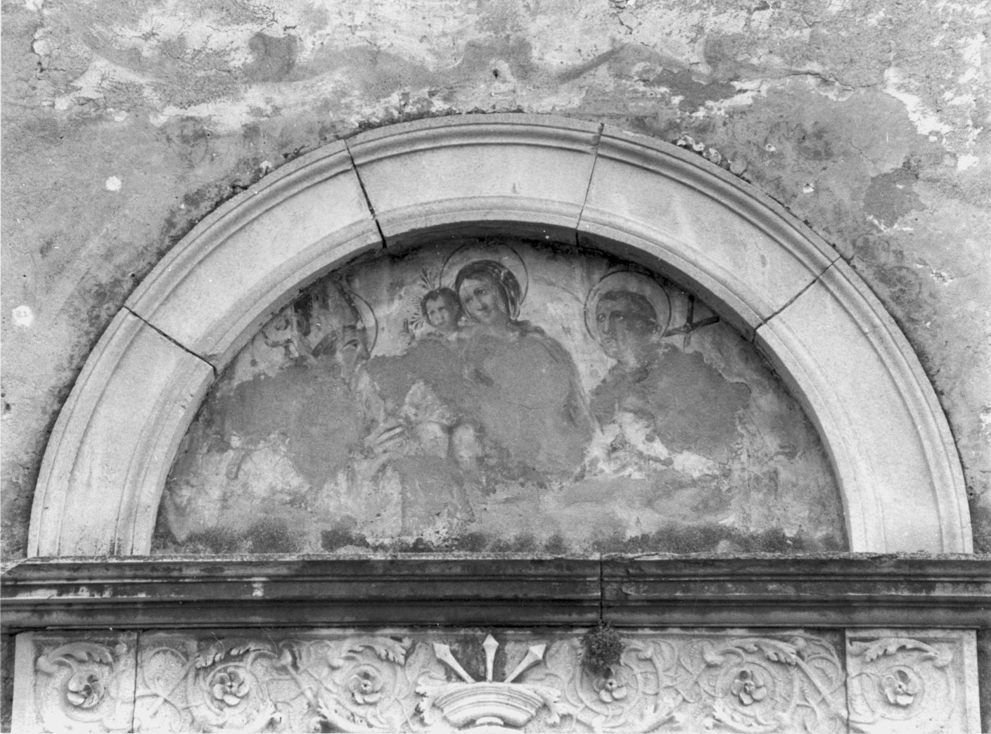 Madonna con Bambino tra S. Agostino e S. Nicola da Tolentino (dipinto murale) - bottega lombarda (prima metà sec. XVI)