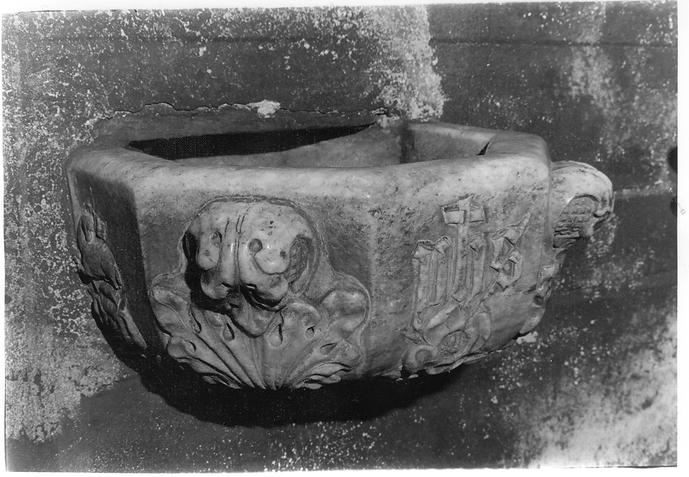 acquasantiera - da parete, opera isolata - bottega lombarda (fine sec. XIV)