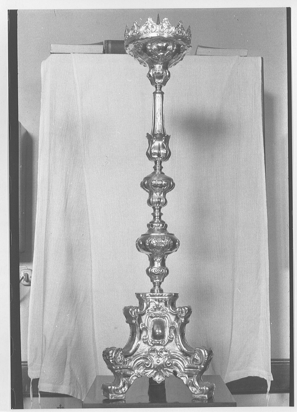 candeliere d'altare, serie - bottega lombarda (sec. XVIII)