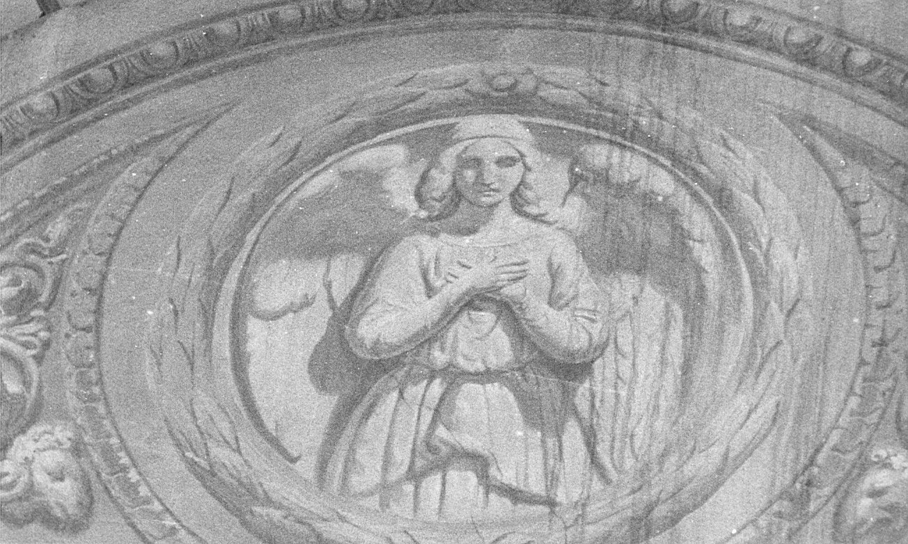 angelo orante (dipinto murale, coppia) di Mariani Pietro (attribuito) (sec. XIX)