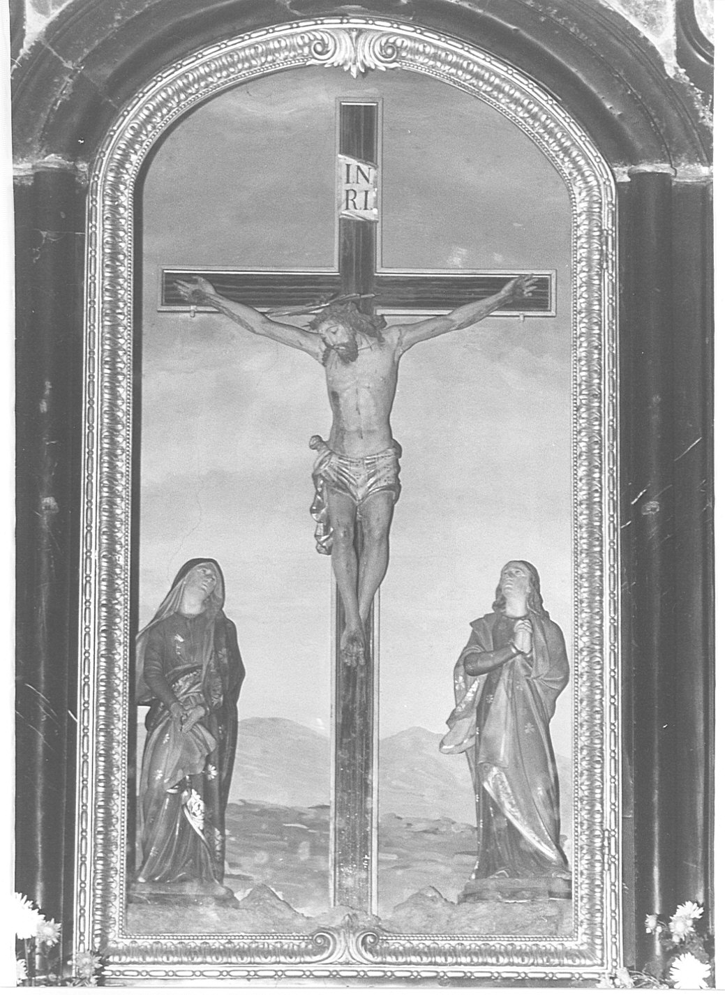 crocifissione di Cristo con la Madonna e San Giovanni (gruppo scultoreo) - bottega lombarda (sec. XVIII)