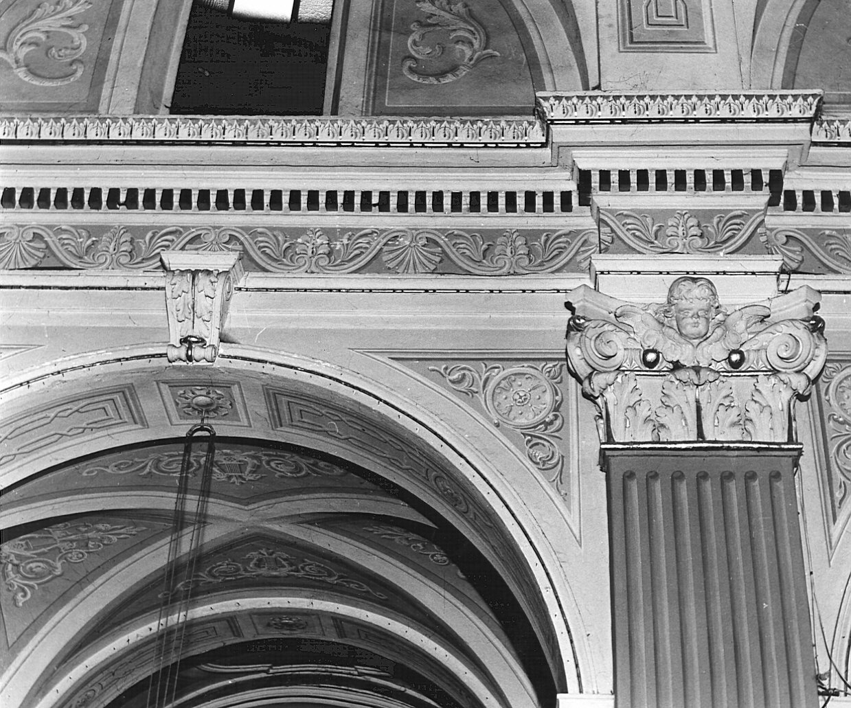 motivi decorativi con elementi architettonici e teste di cherubini (decorazione plastica, complesso decorativo) - bottega comasca-ticinese (sec. XVII)