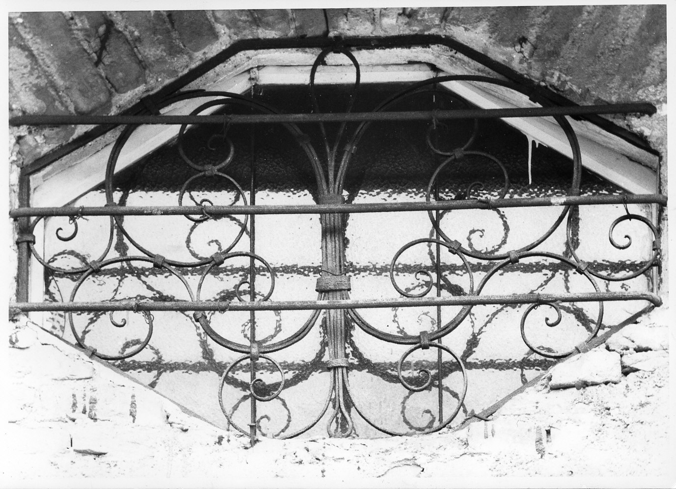 inferriata di finestra, opera isolata - bottega lombarda (sec. XIX)