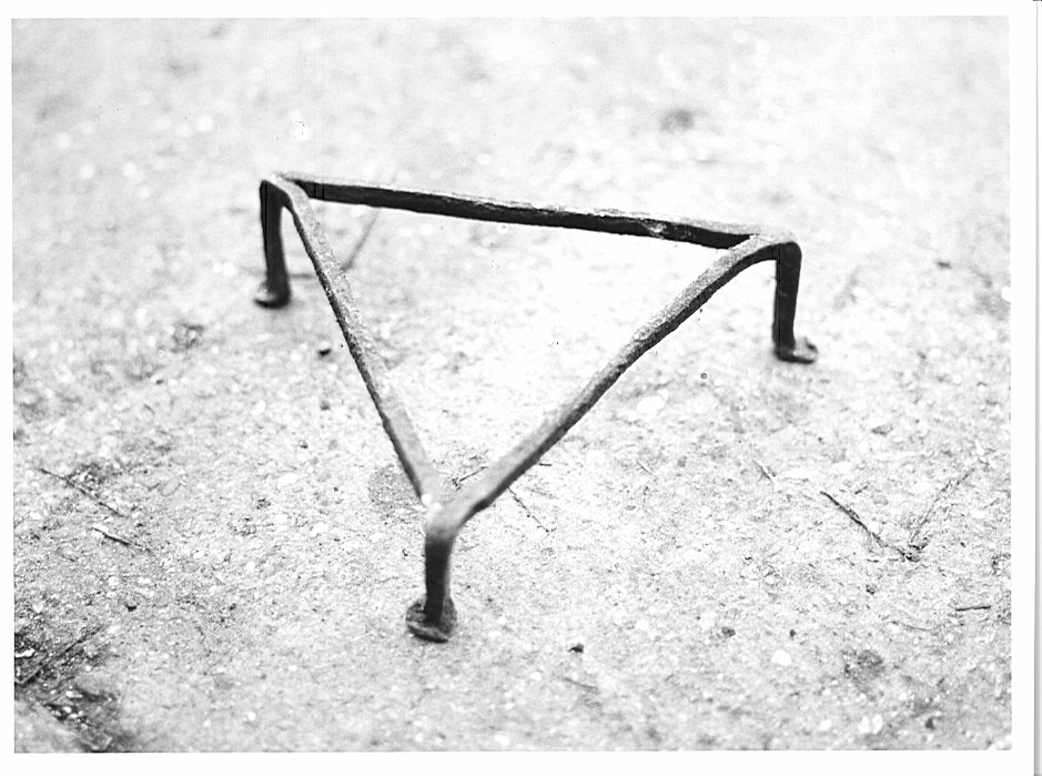 Non rilevato (treppiede da camino) - bottega vigevanese (sec. XX)