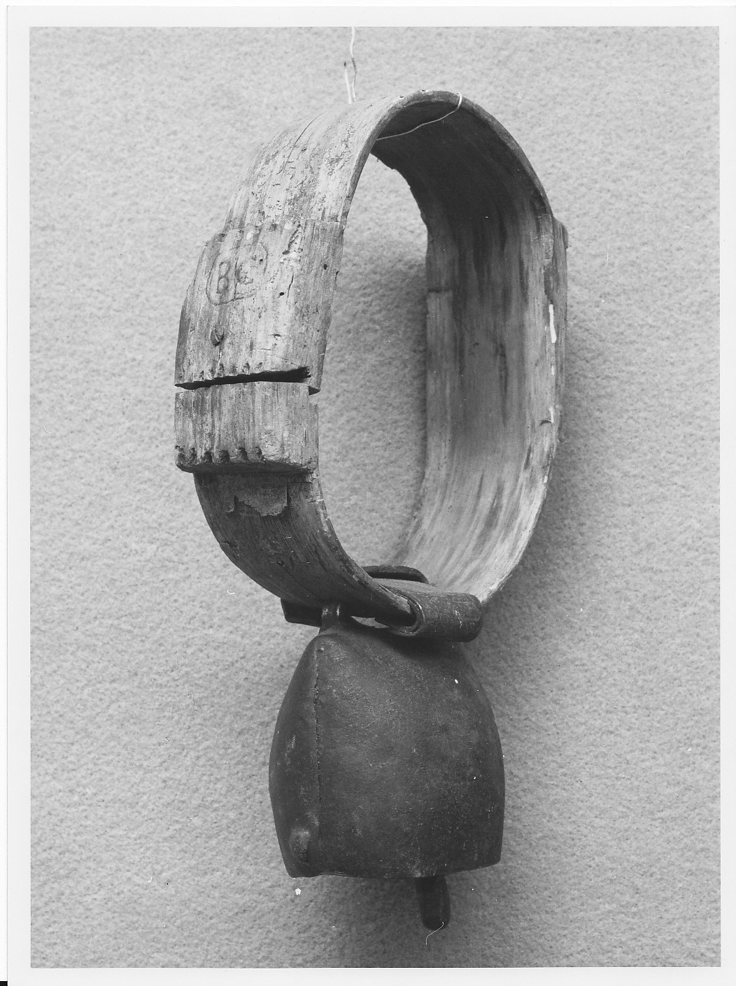 collare per capra con campanaccio - bottega (sec. XIX)