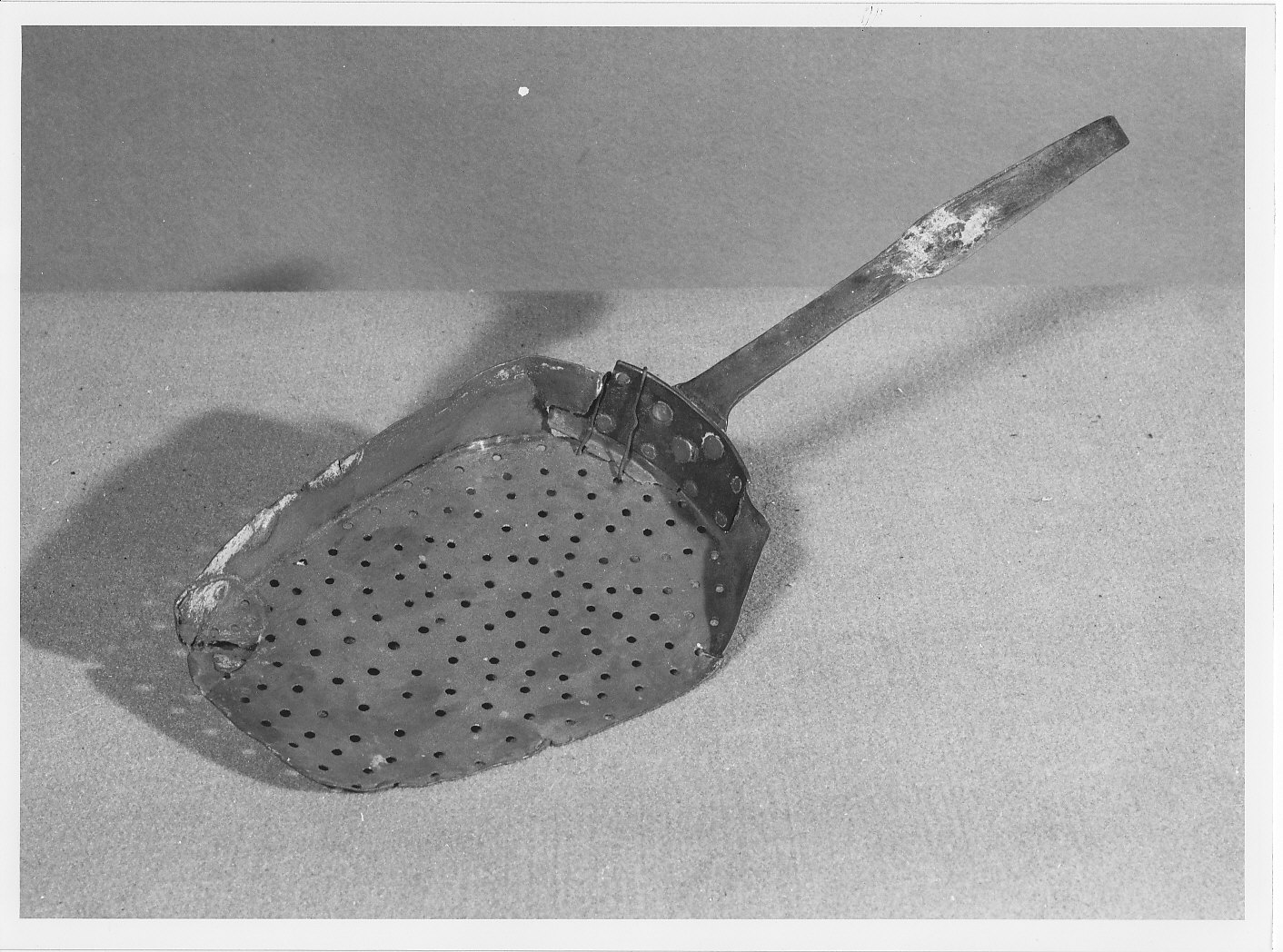 mestolo con buchi - bottega (sec. XIX)