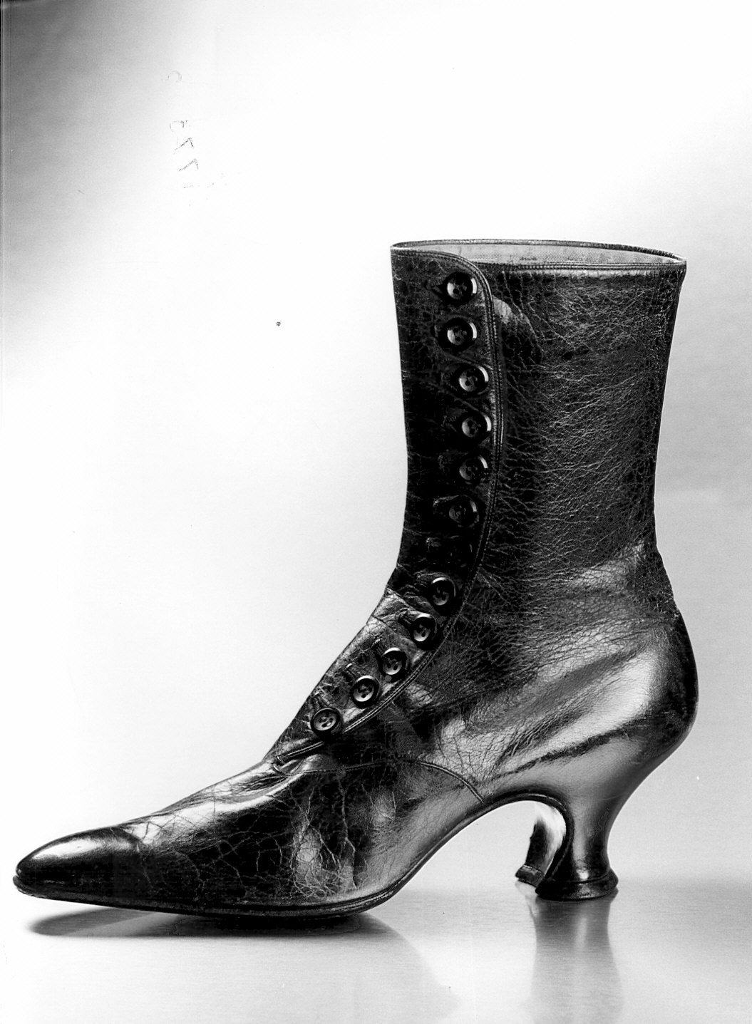 Non rilevato (scarpa femminile) - manifattura (1907/ 1907)