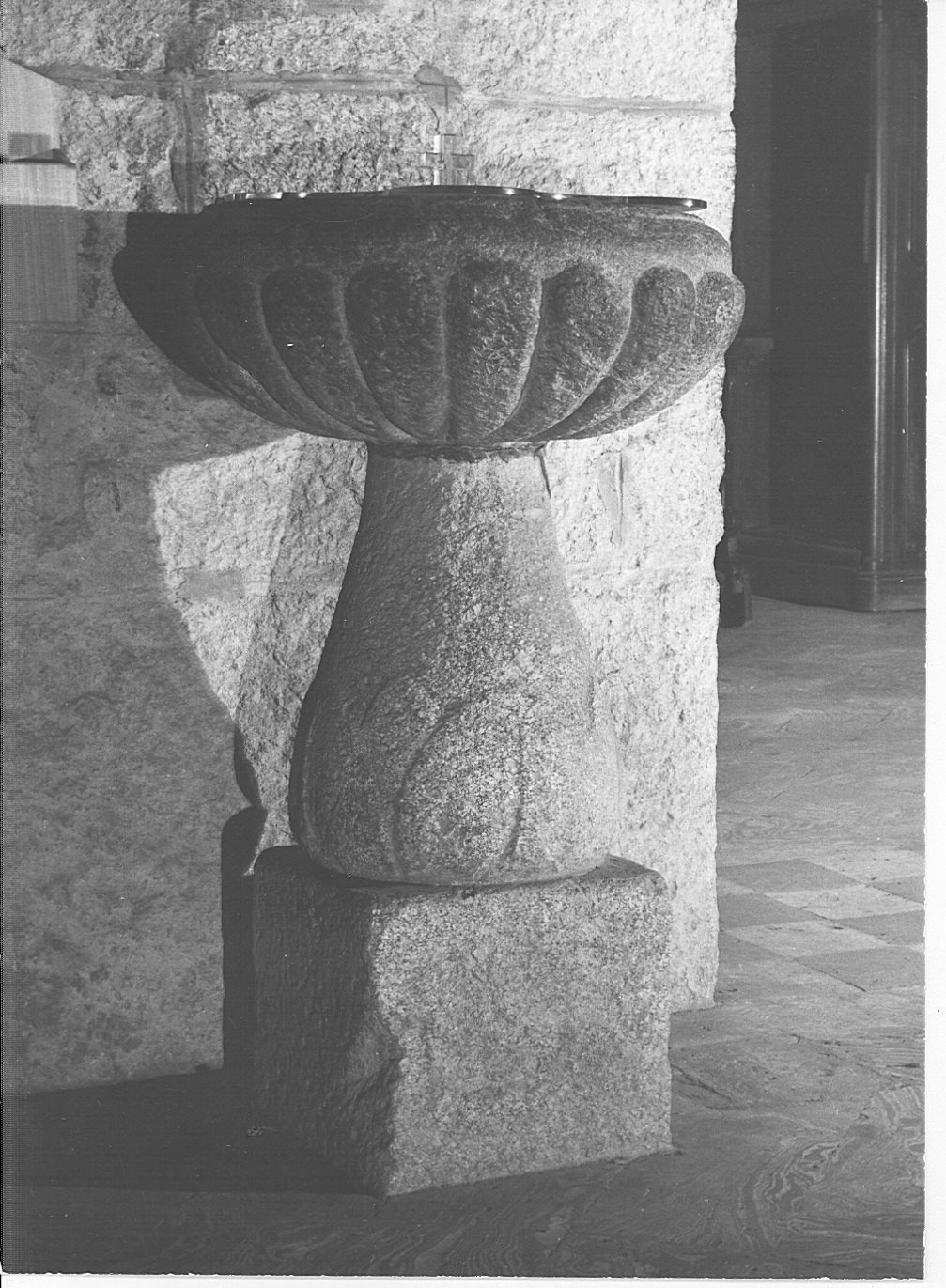 acquasantiera - a fusto - bottega lombarda (sec. XV)