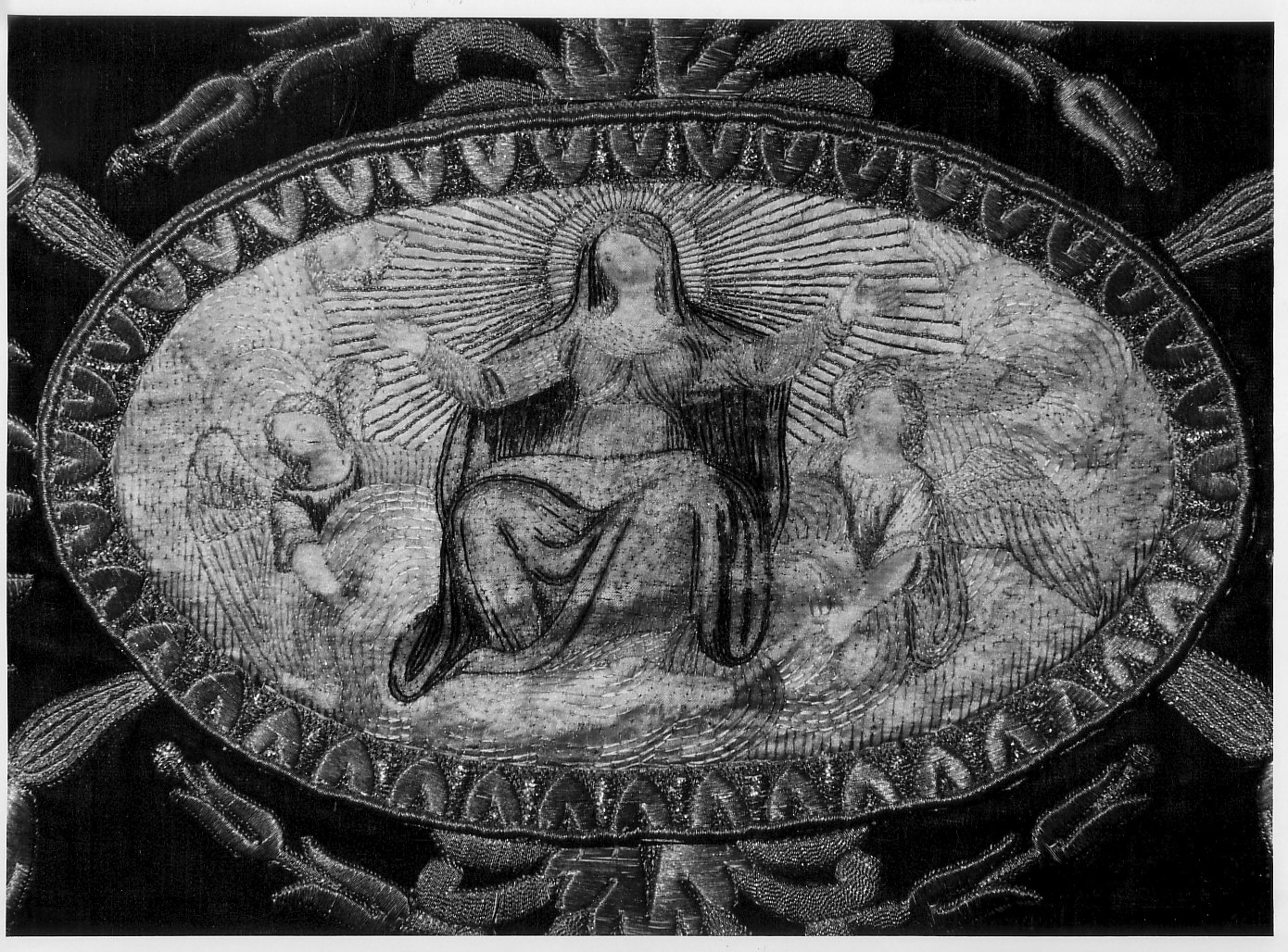 Madonna tra angeli (stendardo processionale, elemento d'insieme) - manifattura lombarda (metà sec. XVIII)
