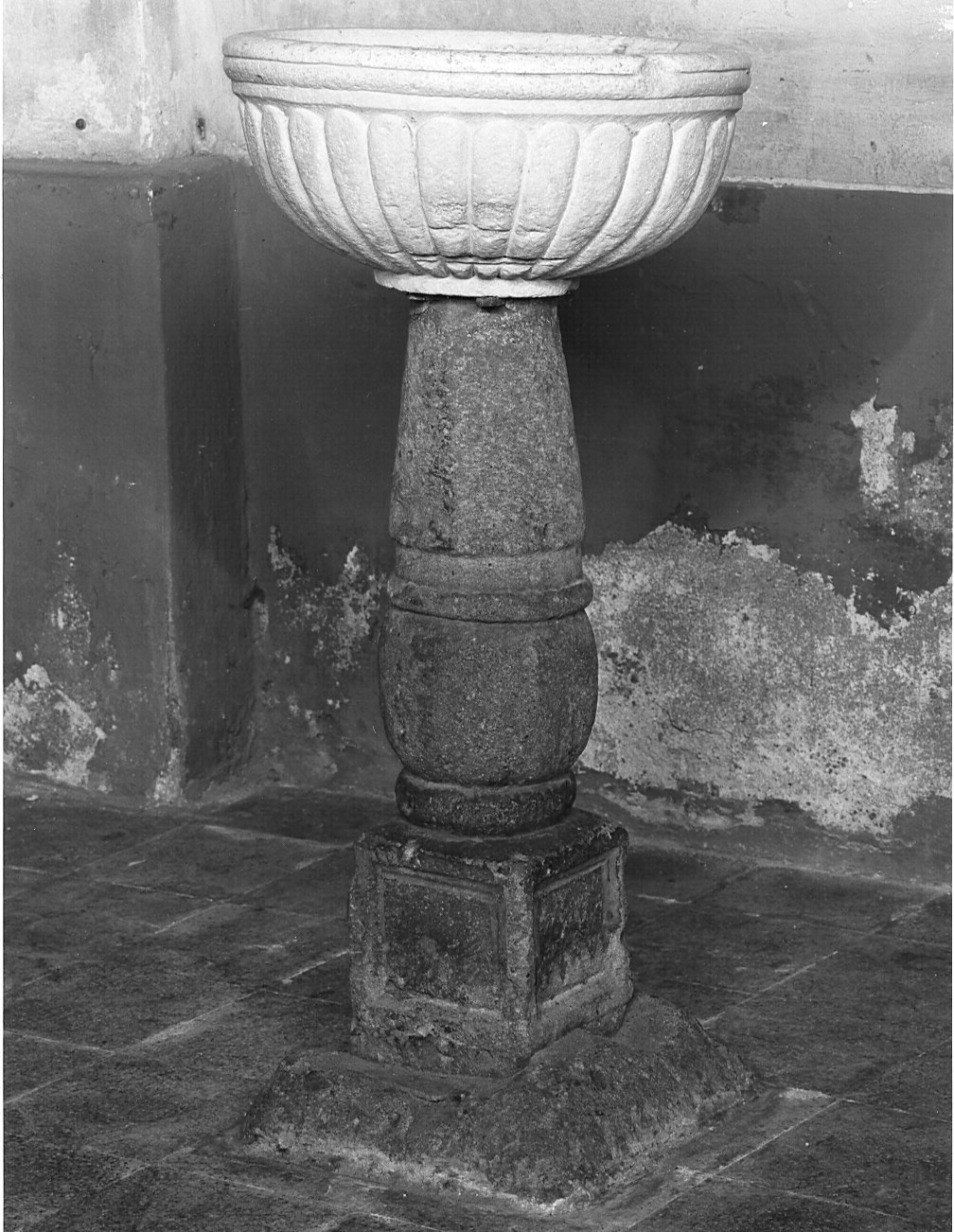 acquasantiera - bottega lombarda (secc. XVII/ XVIII, sec. XX)