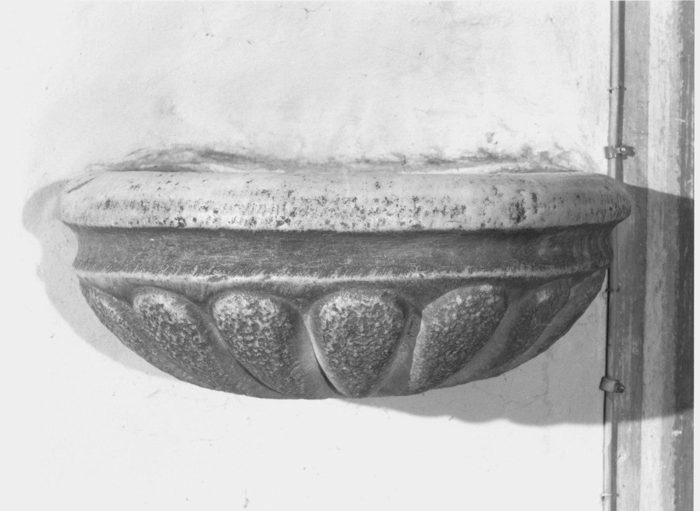 acquasantiera - da parete - bottega lombarda (sec. XVI)