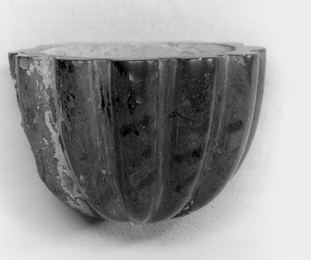 acquasantiera - da parete - bottega lombarda (prima metà sec. XVII)