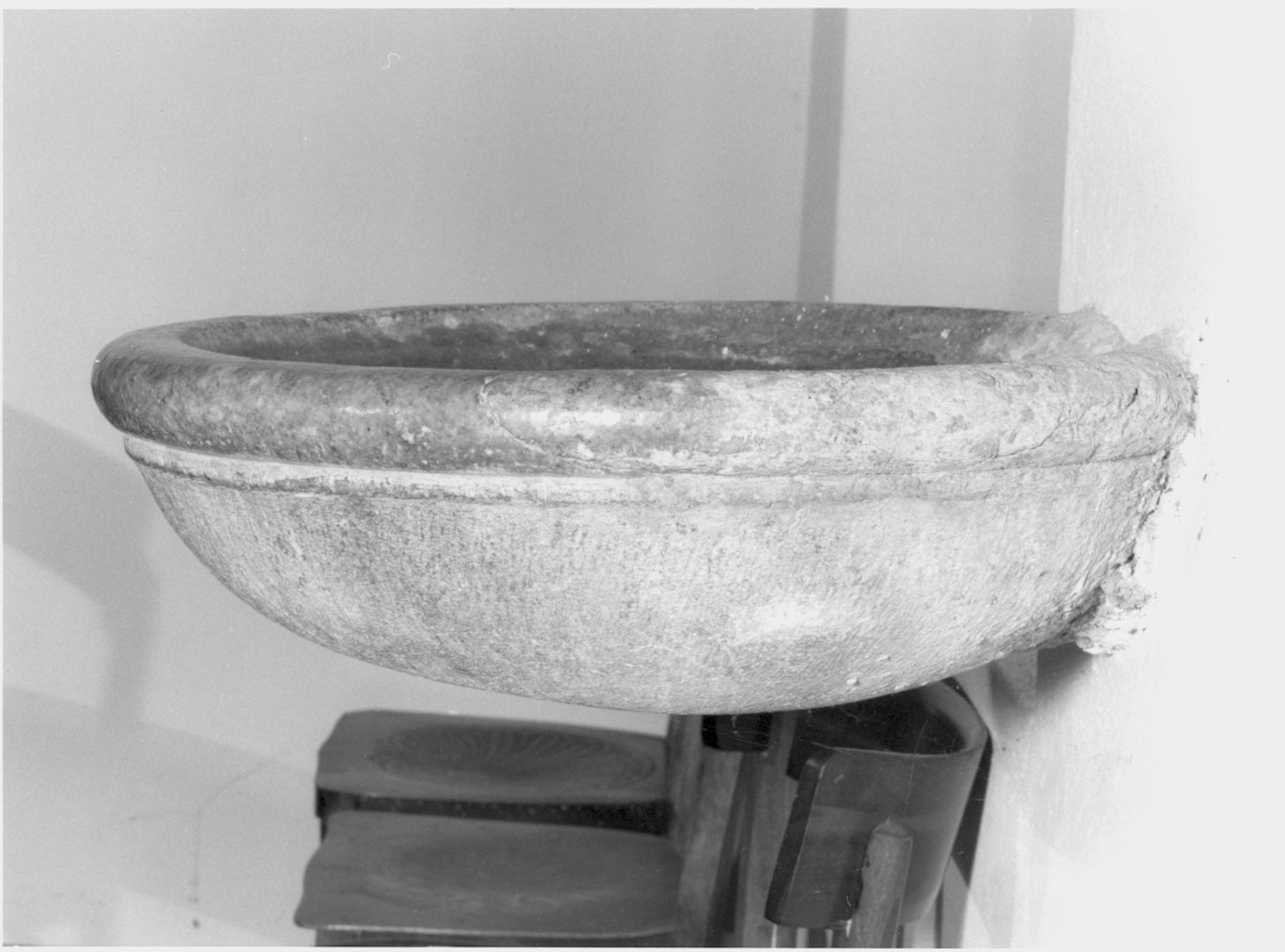 acquasantiera - da parete - bottega lombarda (prima metà sec. XVI)