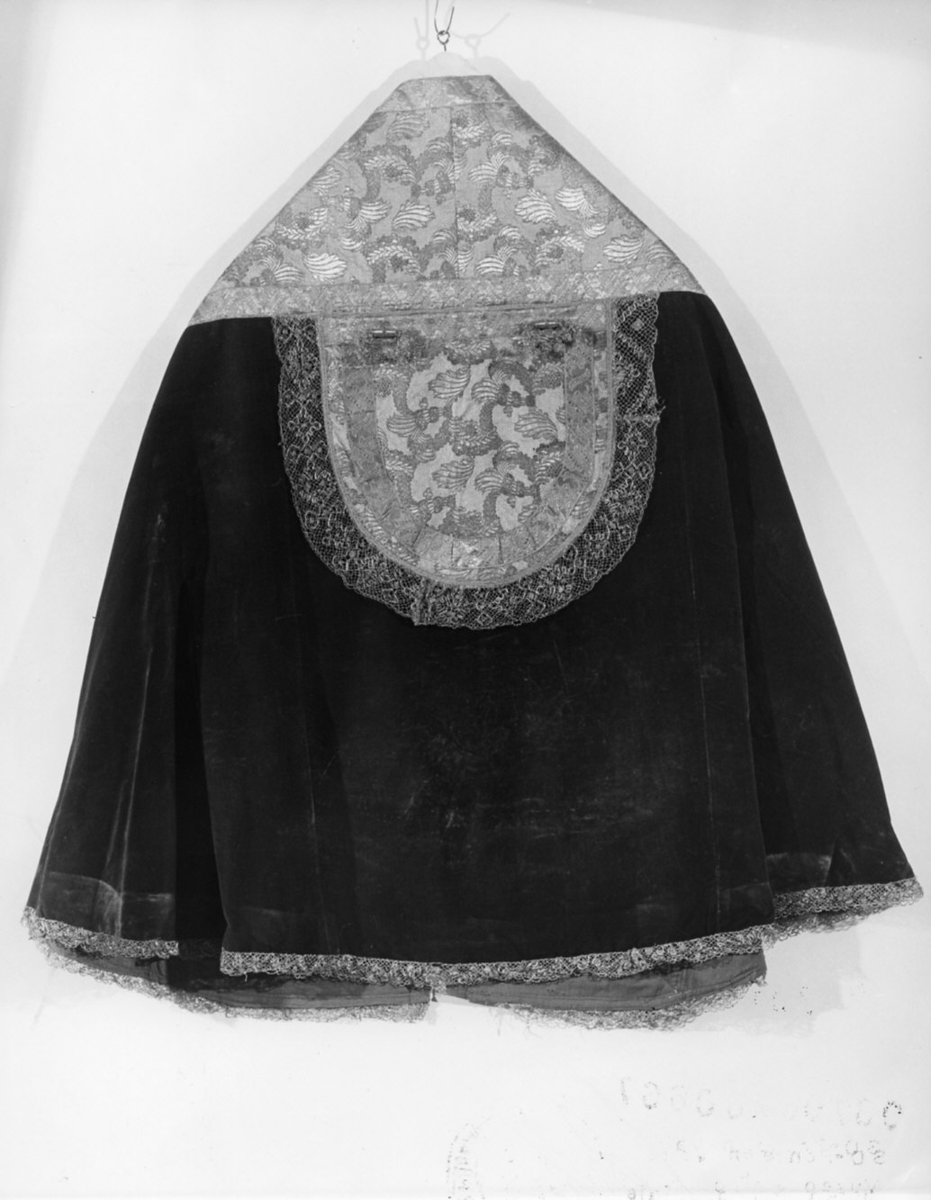 piviale, opera isolata - manifattura lombarda (fine/inizio secc. XVII/ XVIII)