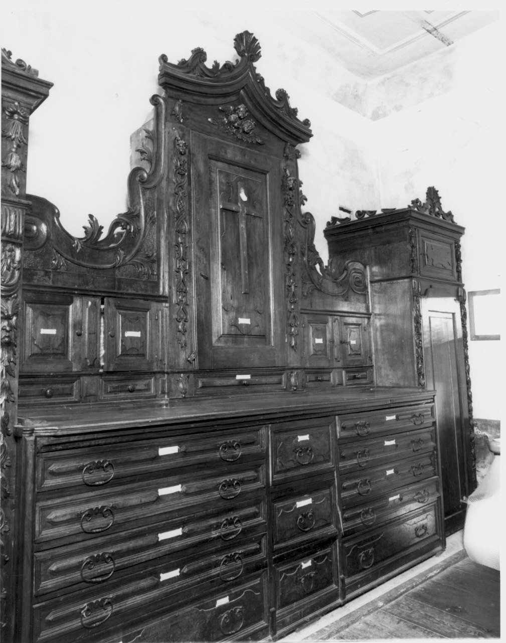 mobile da sacrestia con alzata - bottega italiana (seconda metà sec. XVII)