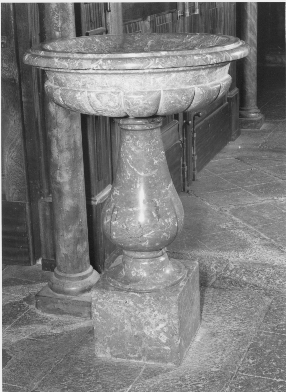 acquasantiera - a fusto - bottega italiana (sec. XVII)