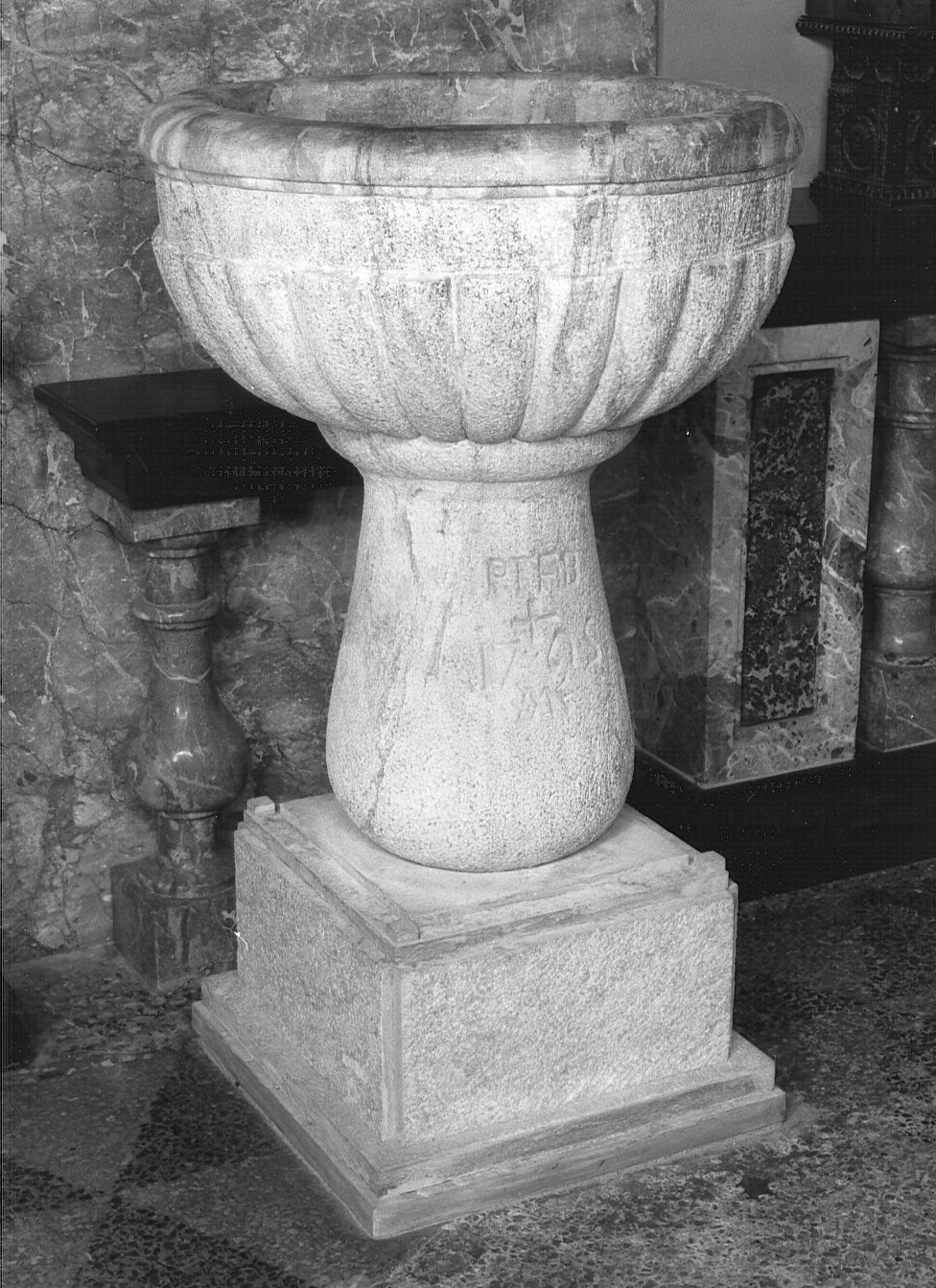 acquasantiera - a fusto - bottega lombarda (sec. XVIII)