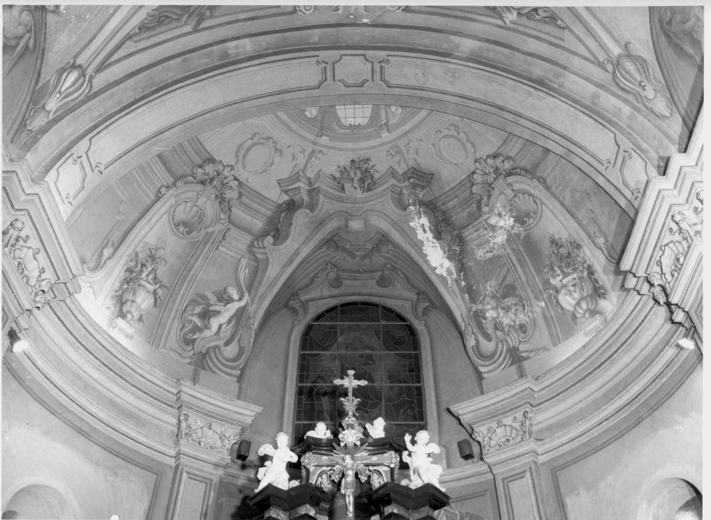 angeli adoranti/ architetture illusionistiche (dipinto murale, elemento d'insieme) - ambito lombardo (sec. XVIII)