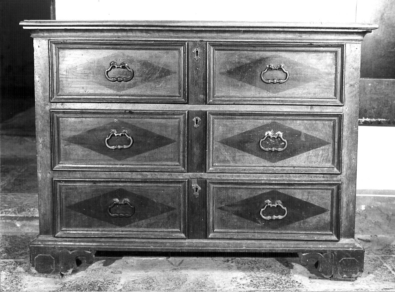 cassettone, opera isolata - bottega lombarda (fine/inizio secc. XVII/ XVIII)