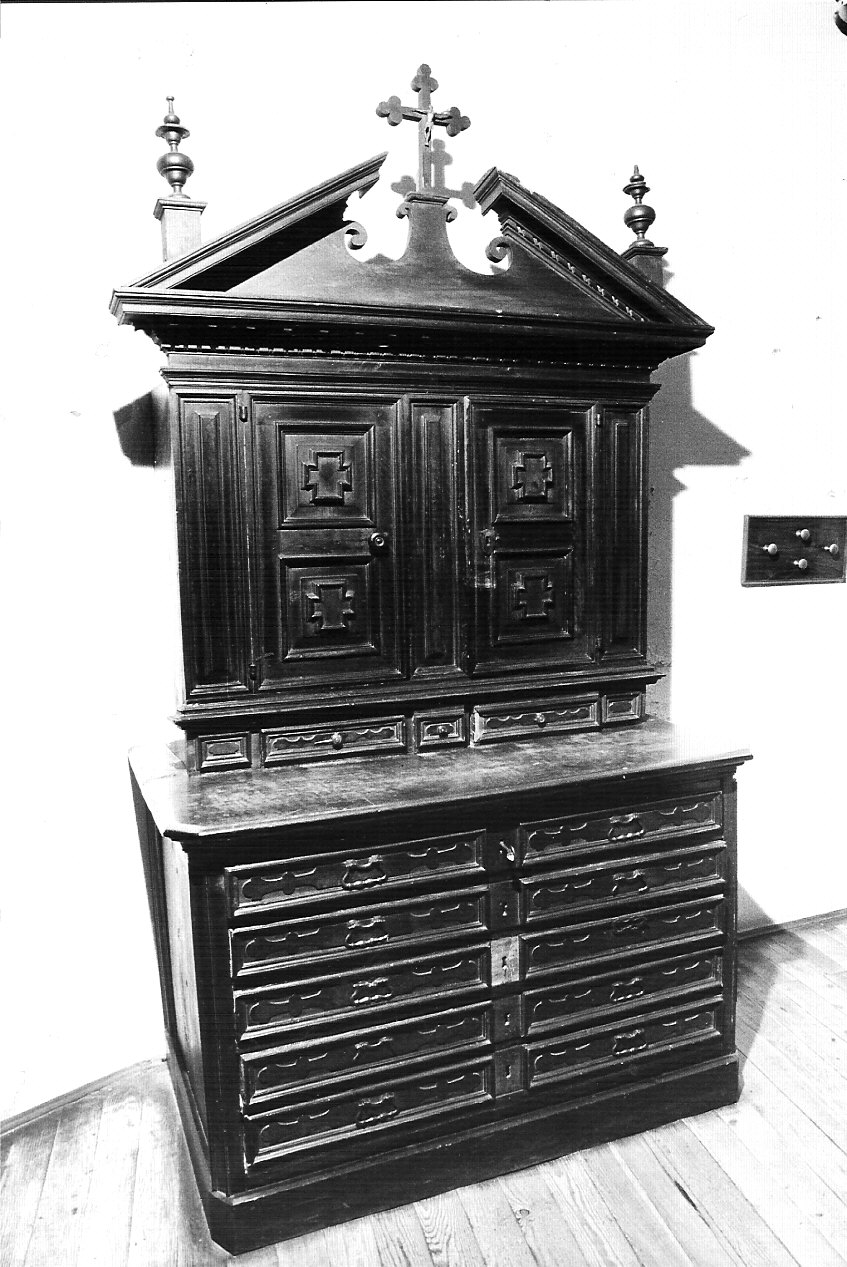 mobile da sacrestia con alzata, opera isolata - bottega lombarda (seconda metà sec. XVII)