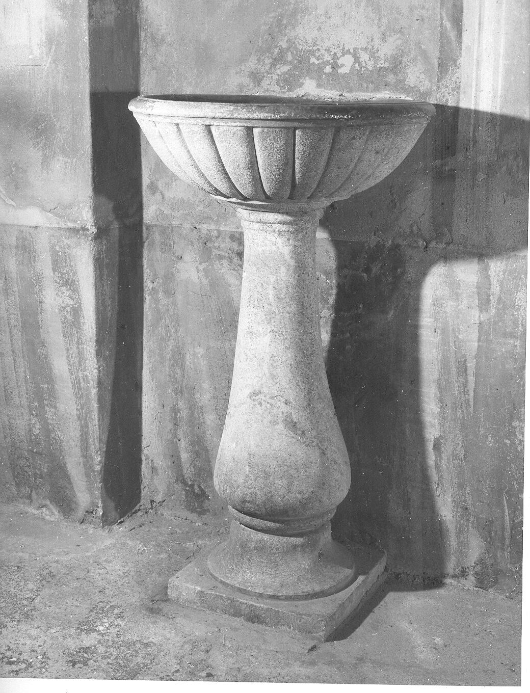 acquasantiera - a fusto, opera isolata - bottega lombarda (sec. XIX)