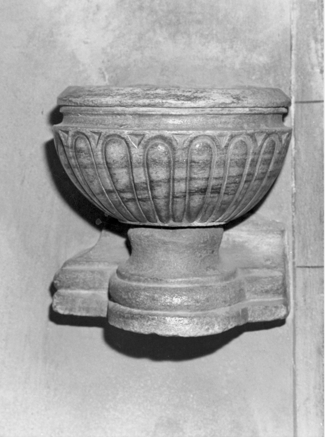 acquasantiera - bottega lombarda (sec. XVI)