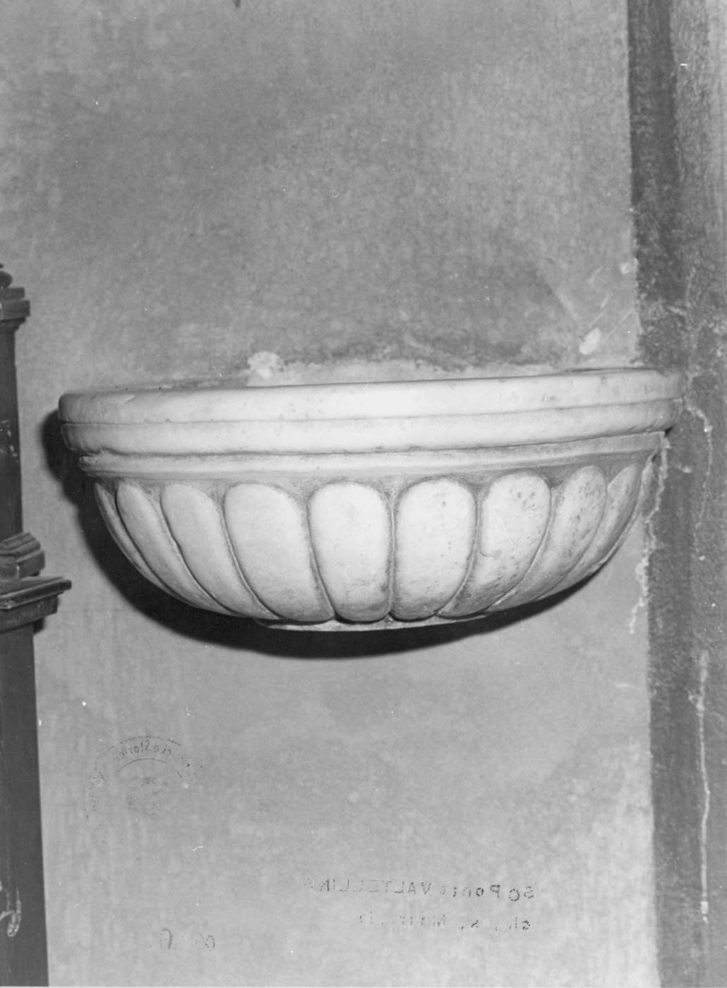 acquasantiera - bottega valtellinese (sec. XVI)