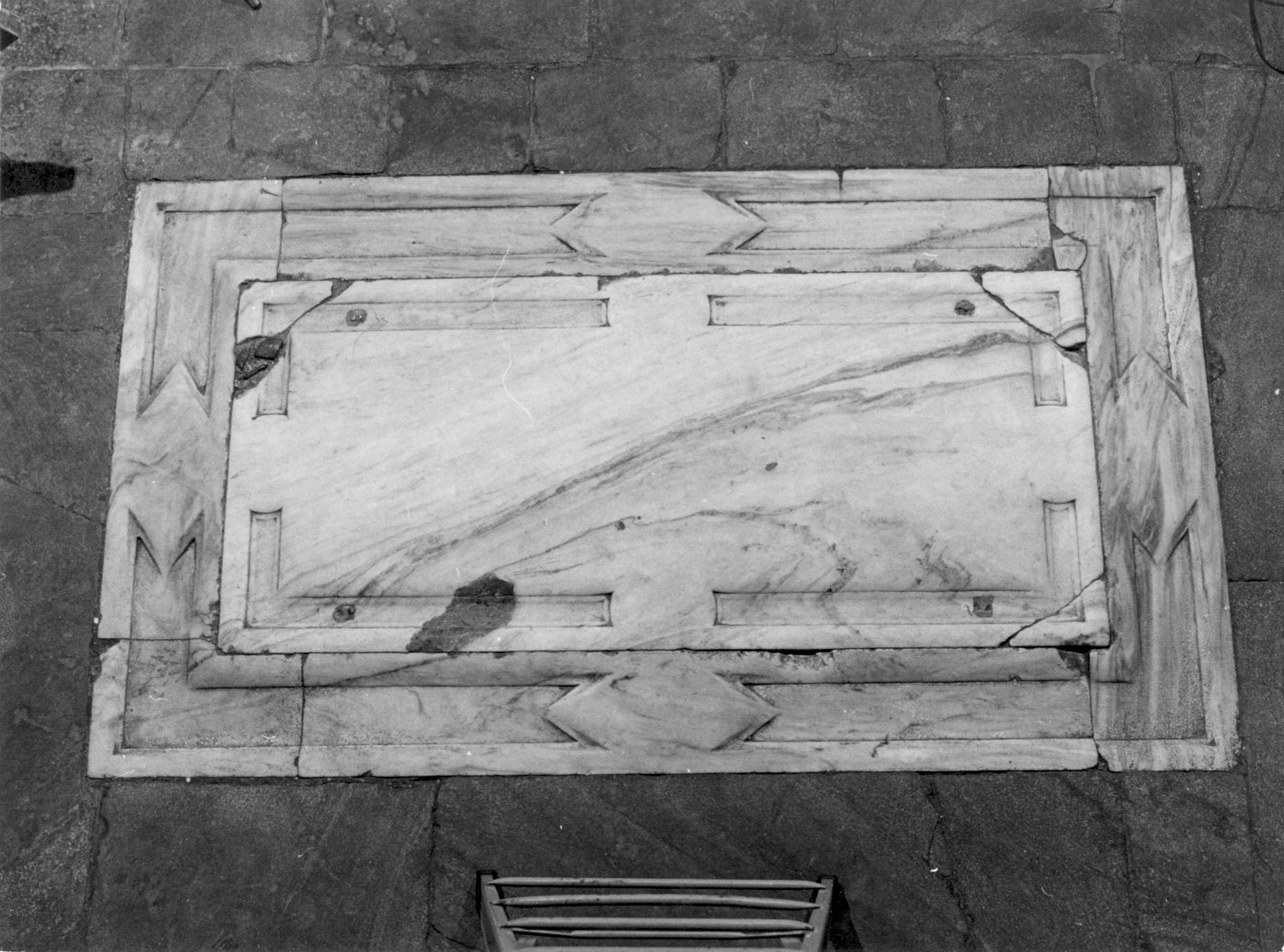 lastra tombale, opera isolata - bottega lombarda (sec. XVI)