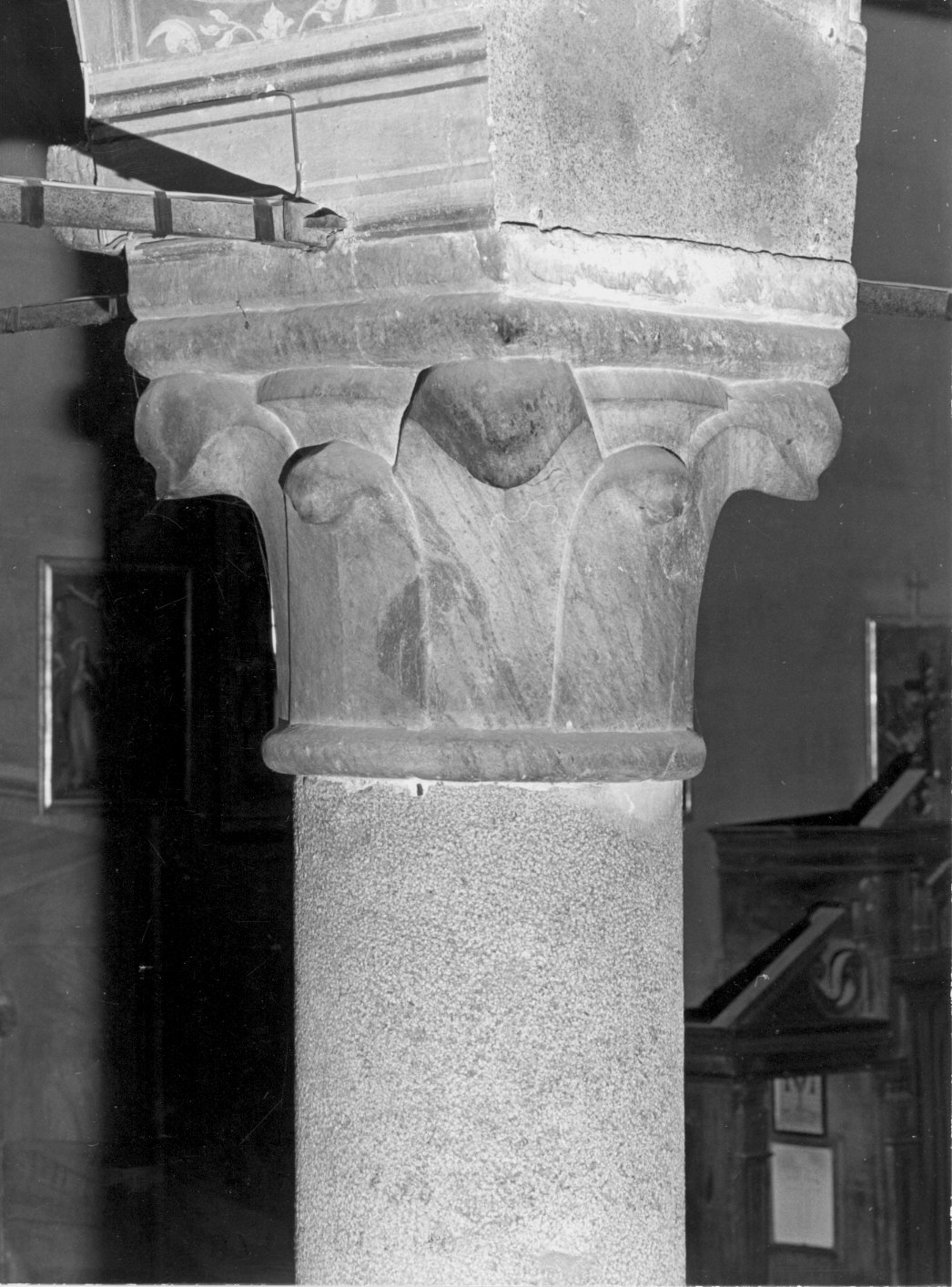 capitello di colonna, elemento d'insieme - bottega lombarda (sec. XIV)