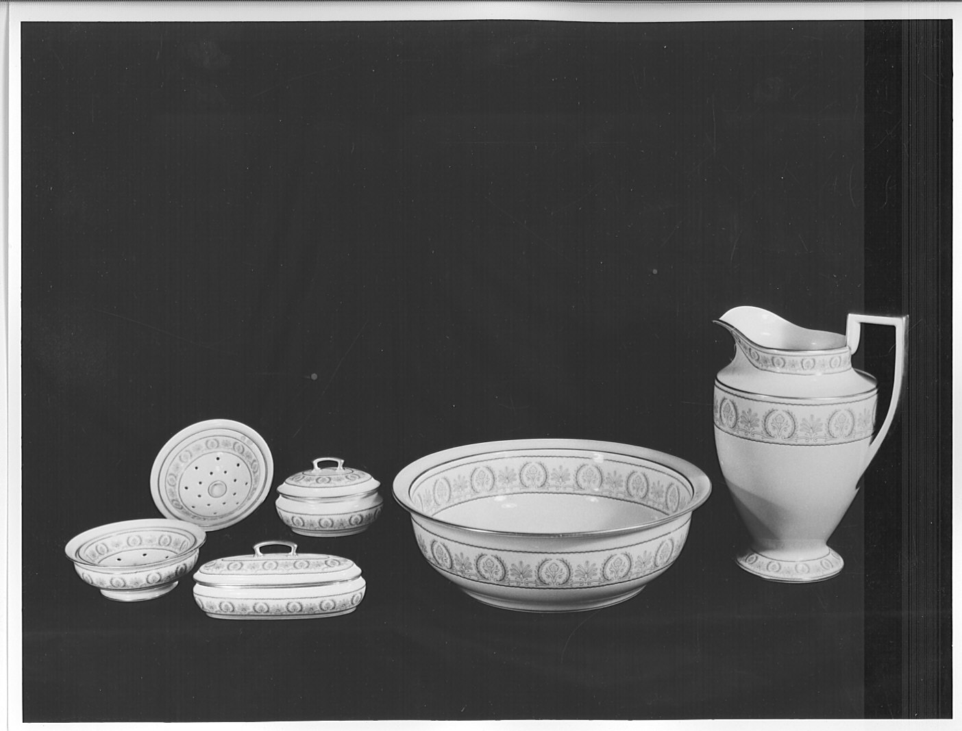 catino da toeletta, elemento d'insieme - bottega francese (sec. XX)