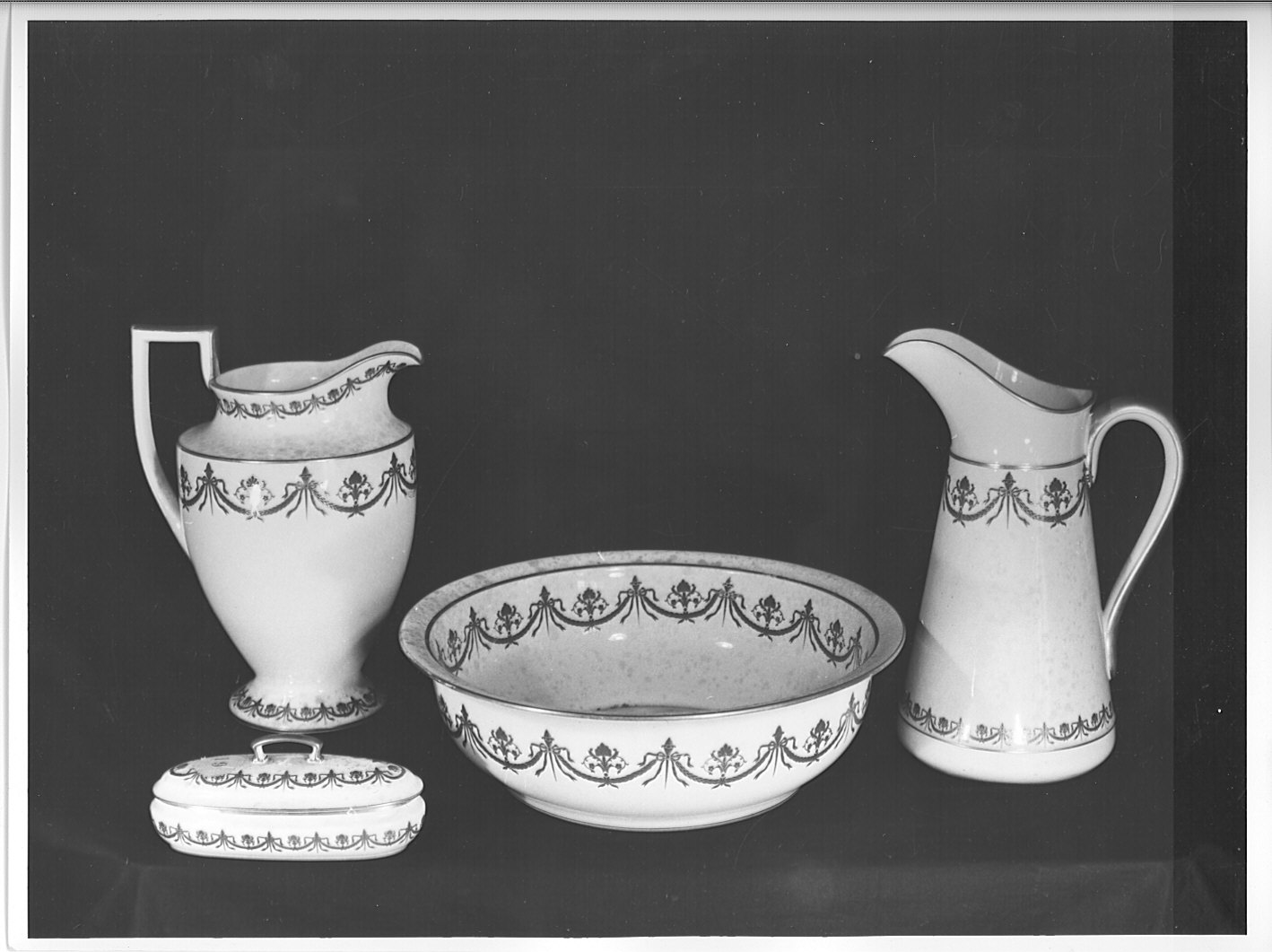 brocca da toeletta - bottega francese (sec. XX)