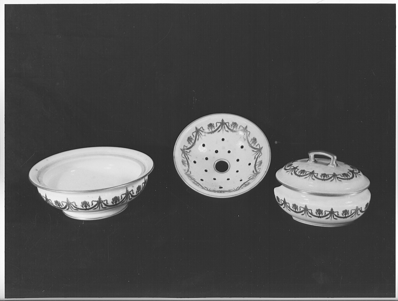 portasapone, elemento d'insieme - bottega francese (sec. XX)