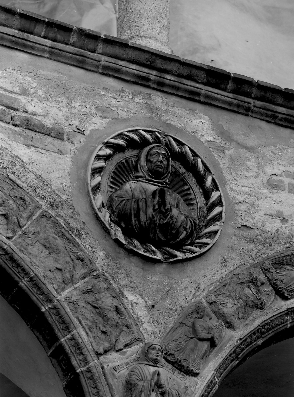 monaci (decorazione plastica, serie) - bottega lombarda (seconda metà sec. XV)