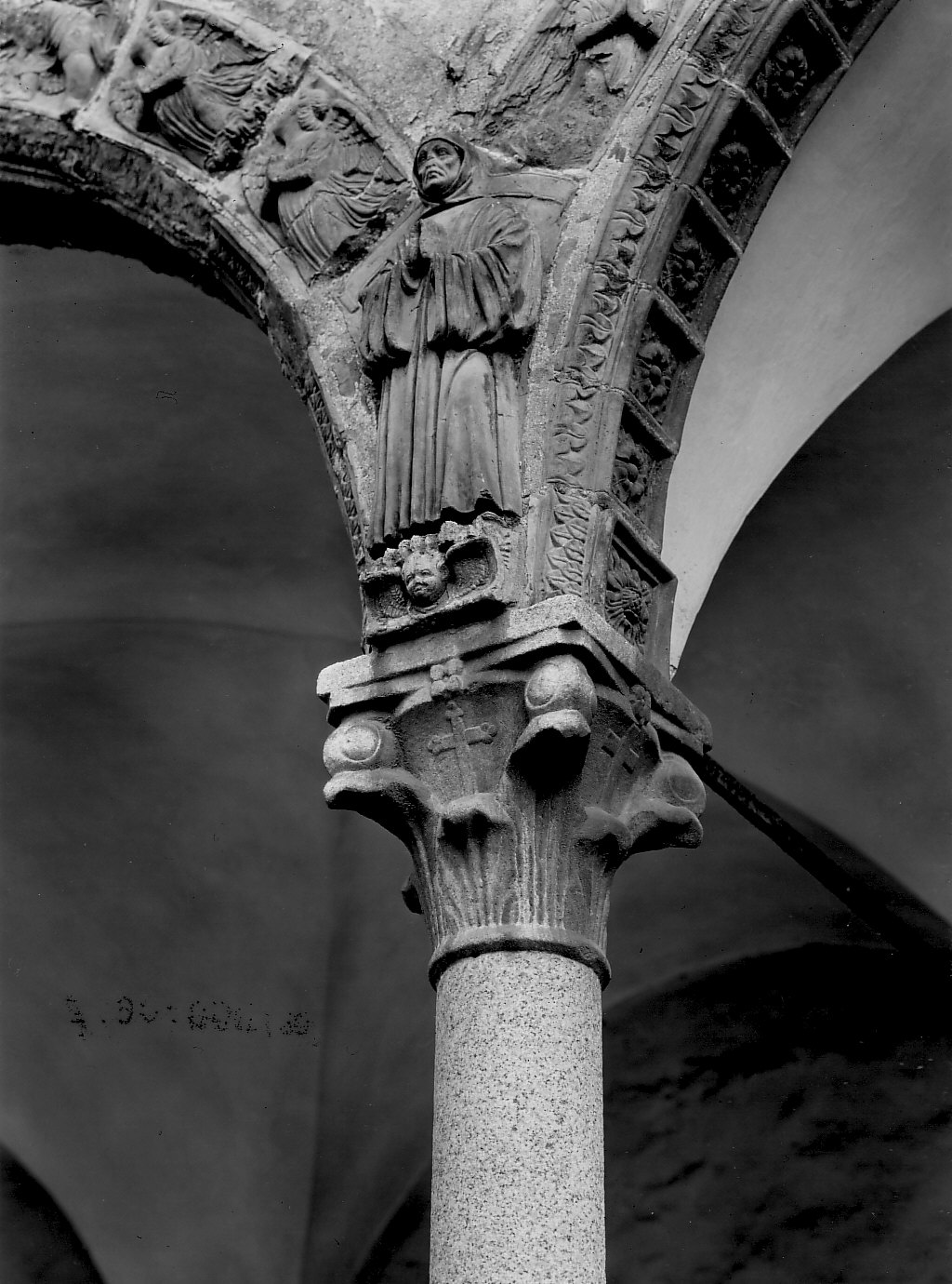 monaci oranti in piedi (decorazione plastica, serie) - bottega lombarda (seconda metà sec. XV)