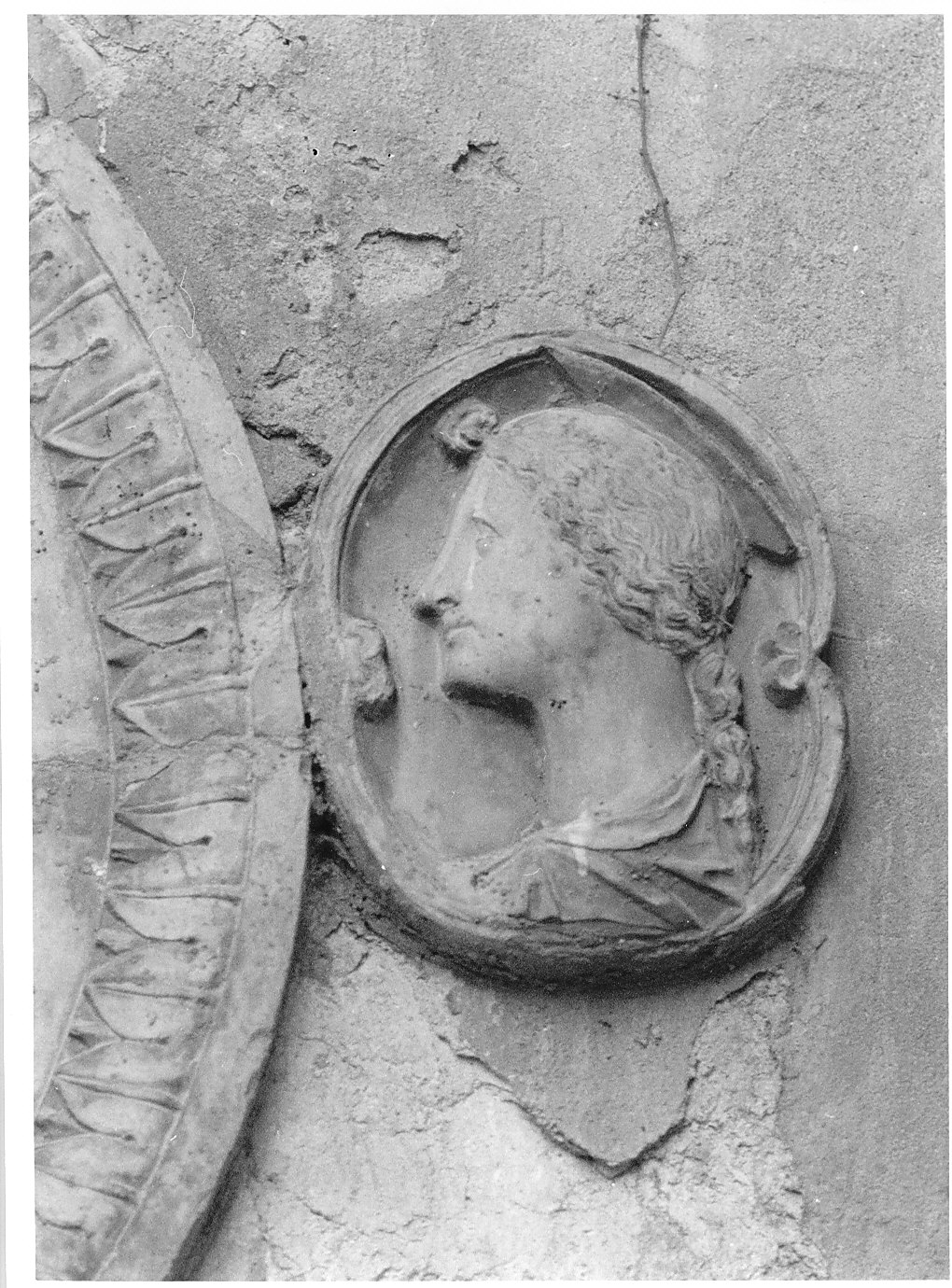 santa (decorazione plastica, opera isolata) - bottega lombarda (fine/inizio secc. XV/ XVI)