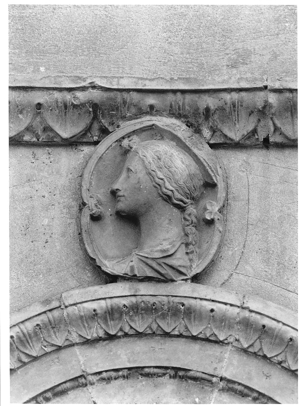 santa (decorazione plastica, opera isolata) - bottega lombarda (fine/inizio secc. XV/ XVI)